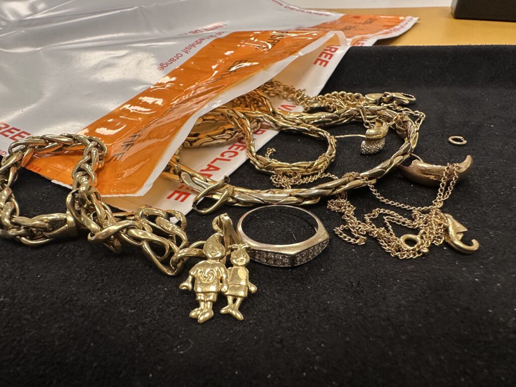 Placer vos bijoux dans une pochette sécurisée valeur déclarée