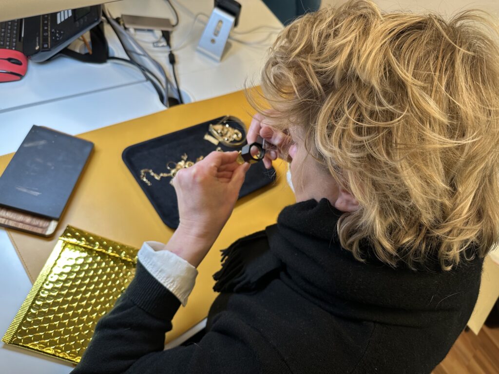 Vendre son or au meilleur taux : notre expert analysera vos bijoux à réception de votre colis.